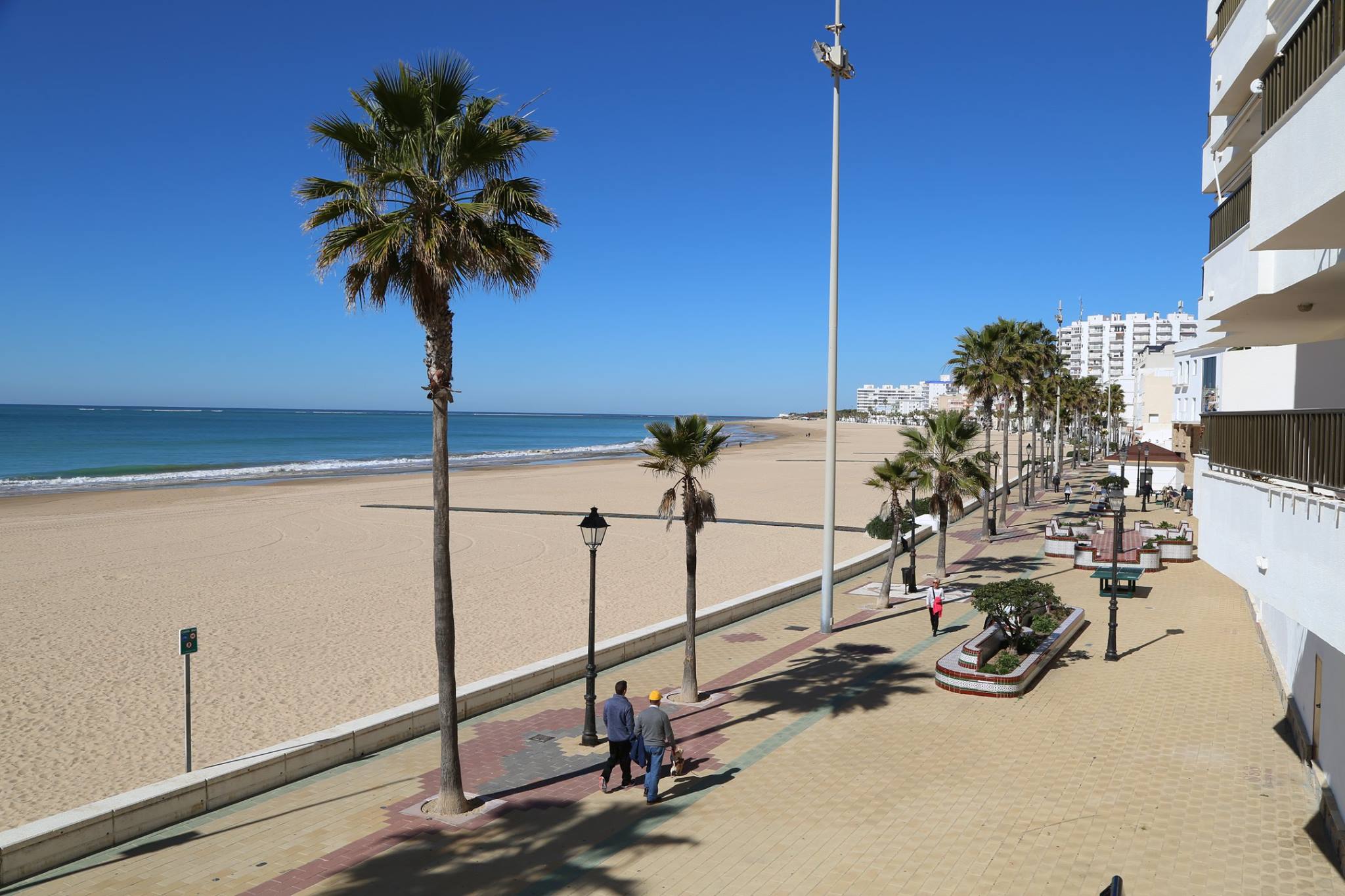 Vista del paseo marítimo y la playa de la Costilla