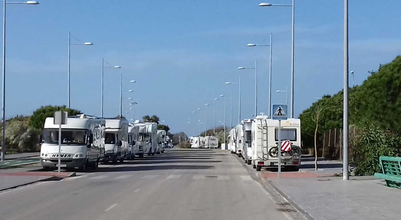 Caravanas aparcadas en la zona aledaña de Punta Candor, en Rota