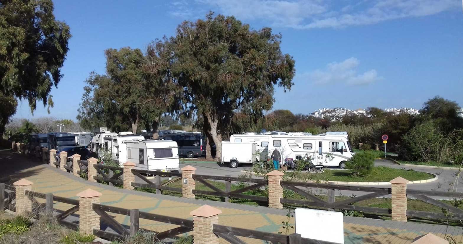 Aparcamiento de caravanas en la zona de Punta Candor, en Rota