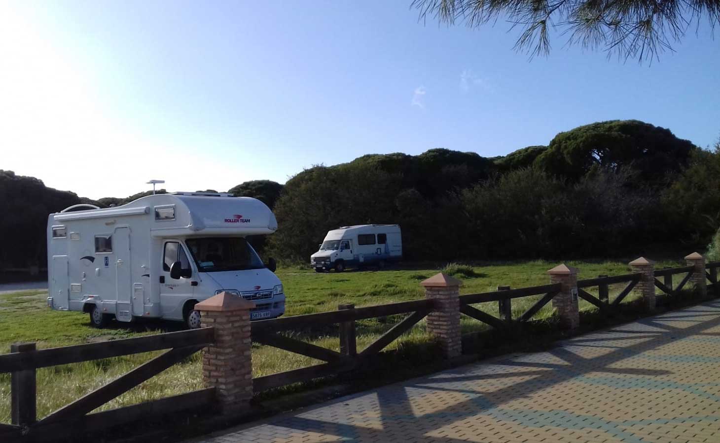 Caravanas aparcadas junto a la zona de pinares de Rota