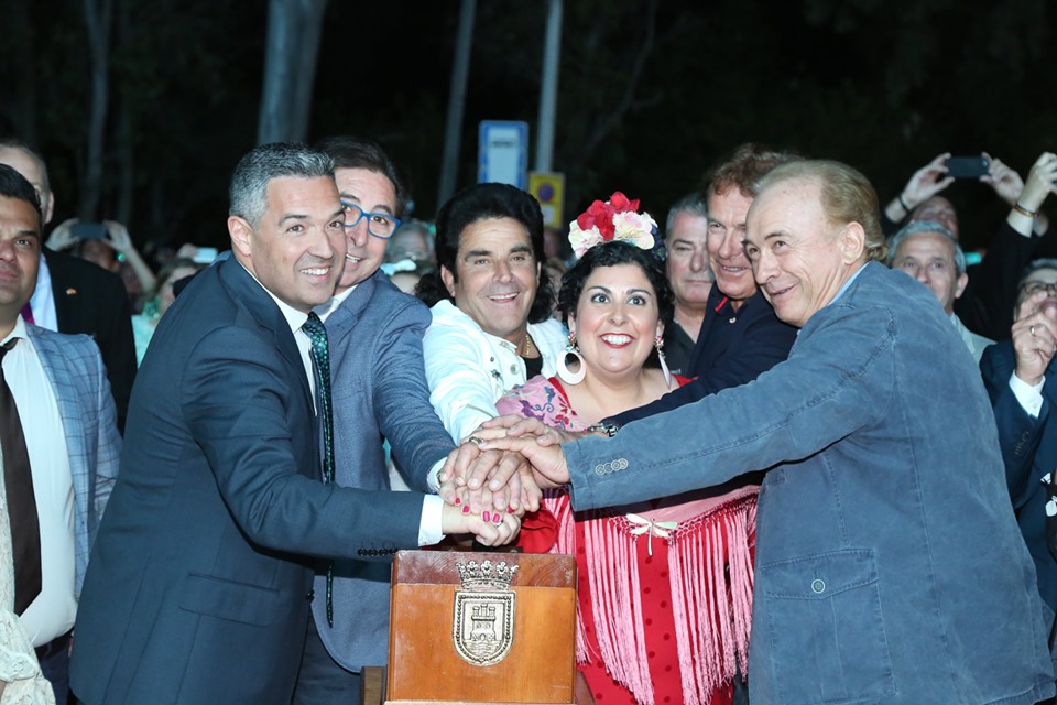 El alcalde de Rota, junto a la delegada de Fiestas y Ecos del Rocío encendieron el alumbrado extraordinario de la Feria de Rota 2019