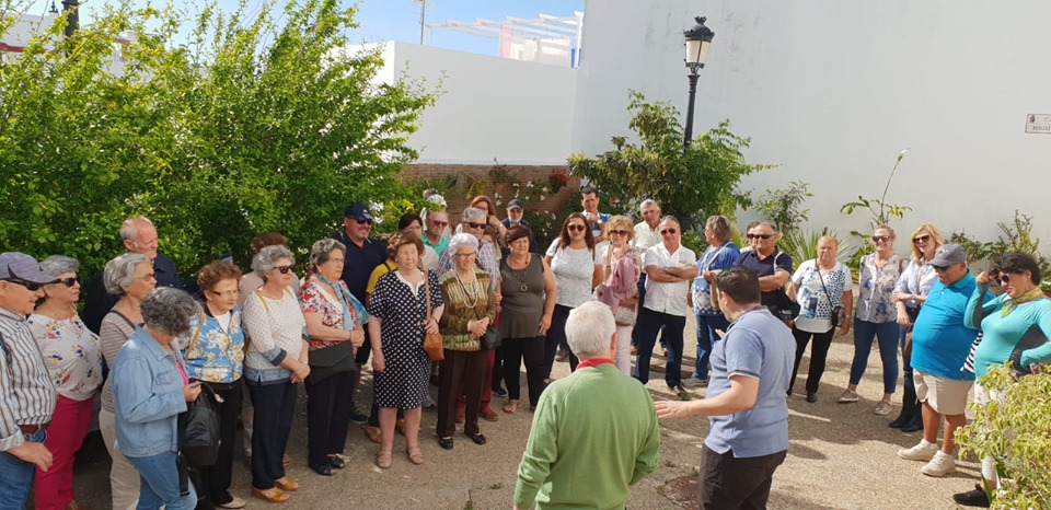 Medio centenar de mayores roteños comparten un viaje cultural a Conil, organizado por la Delegación del Mayor 