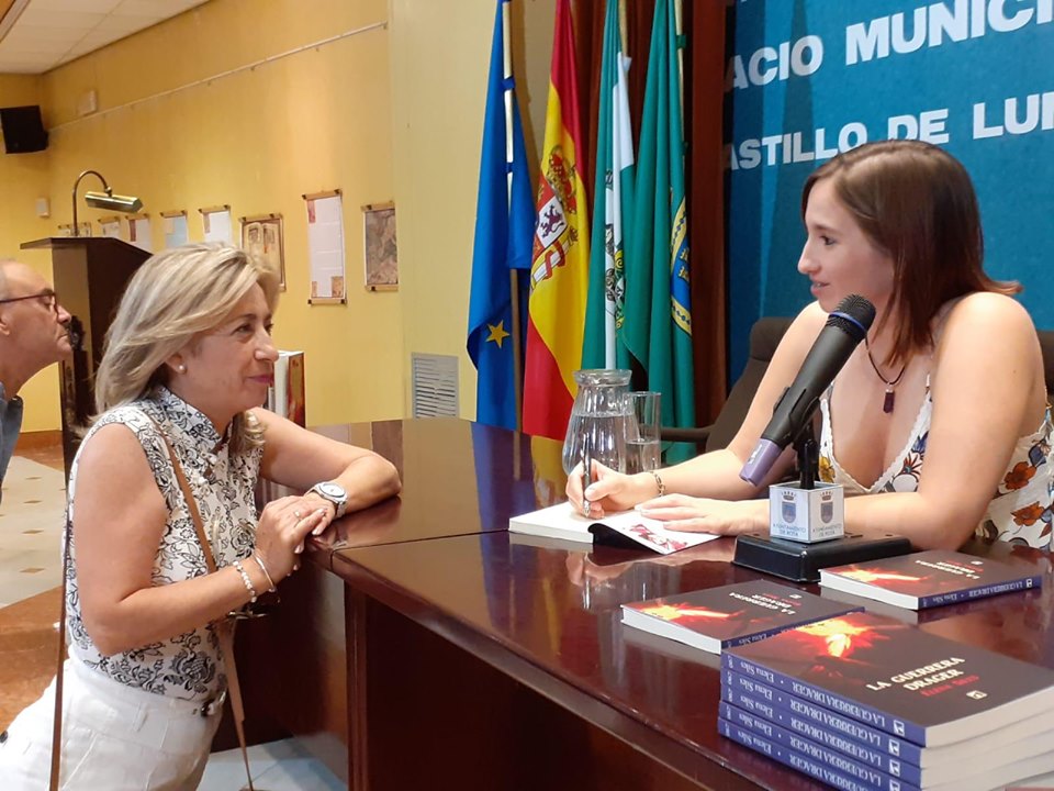La joven roteña Elena Siles presentó en el Castillo de Luna su libro 'La Guerrera Drager'
