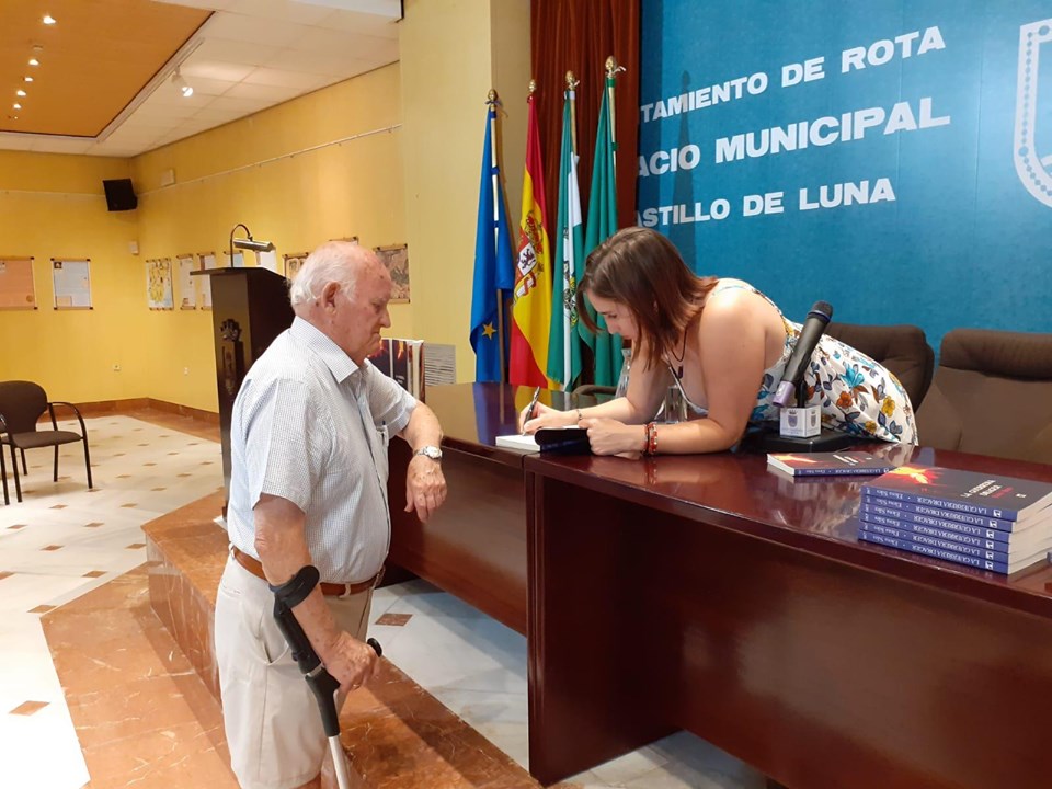 La joven roteña Elena Siles presentó en el Castillo de Luna su libro 'La Guerrera Drager'