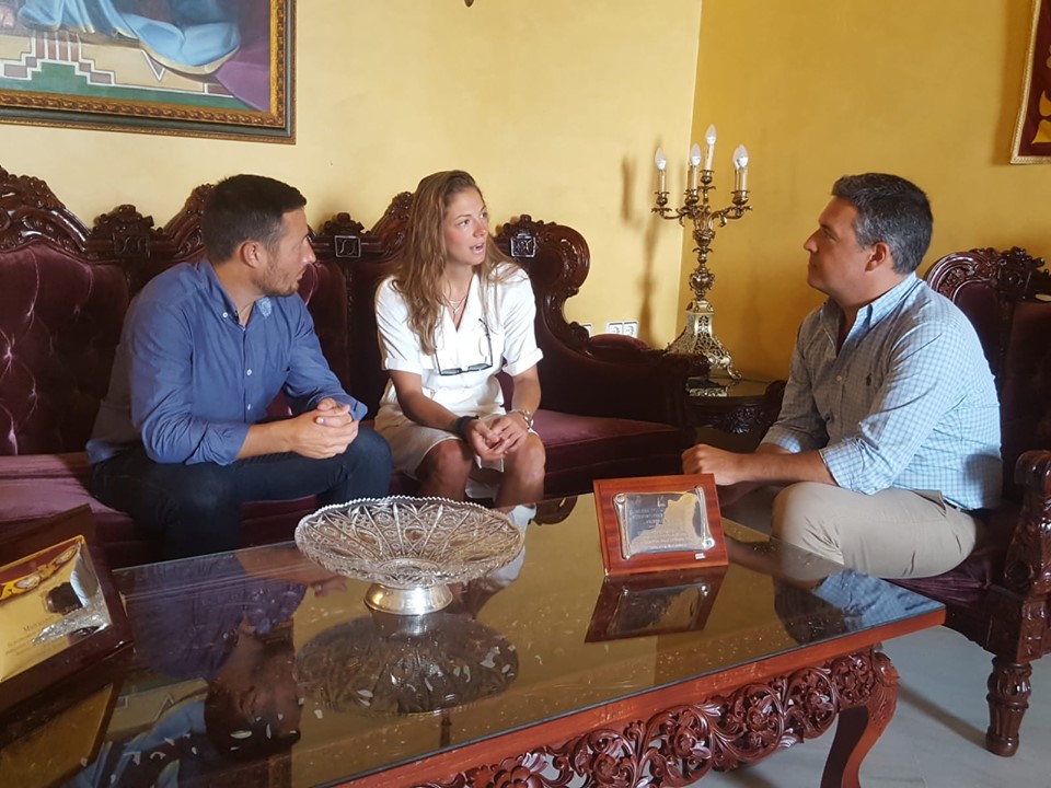 Ruiz Arana, ha recibido esta mañana en el Palacio Municipal Castillo de Luna a la jugadora de rugby roteña Gema Sánchez. 