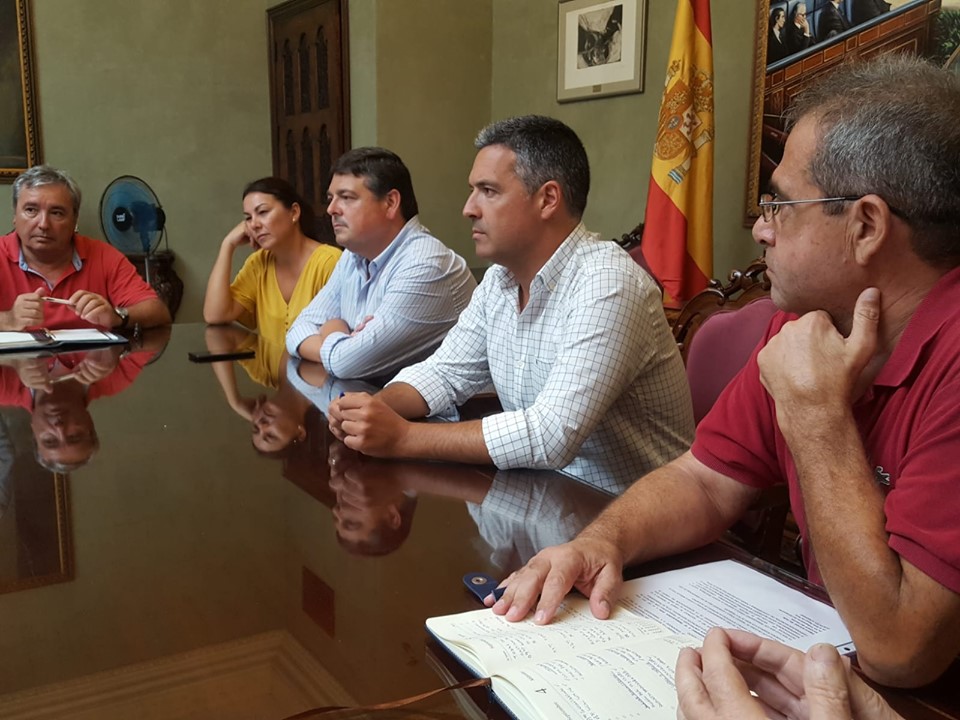 El alcalde de Rota recibe a los trabajadores de Louis Berger que siguen sin respuesta de su empresa tras casi tres años de conflicto laboral