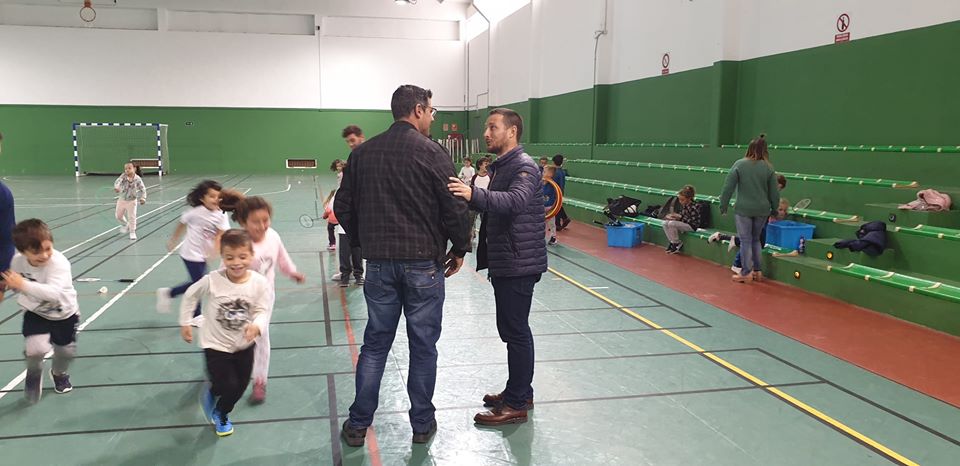 Los programas específicos de Deportes se estrenan invitando a los escolares a practicar badminton