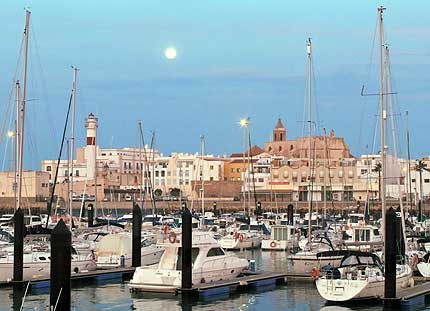 Vista del Puerto Deportivo Astaroth frente al casco antiguo de Rota