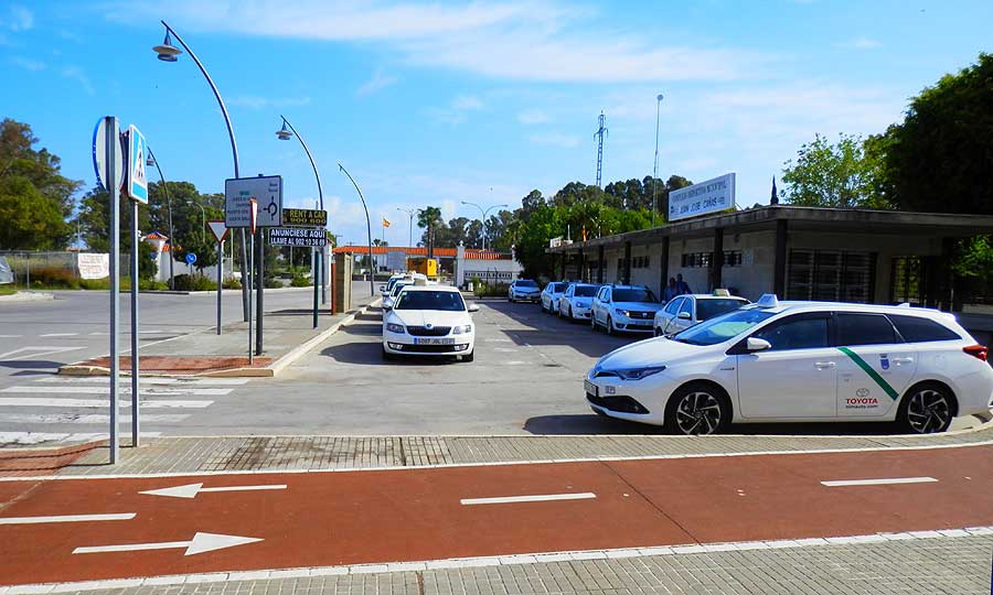 Parada de Taxis junto a la puerta de la Base Naval en Rota