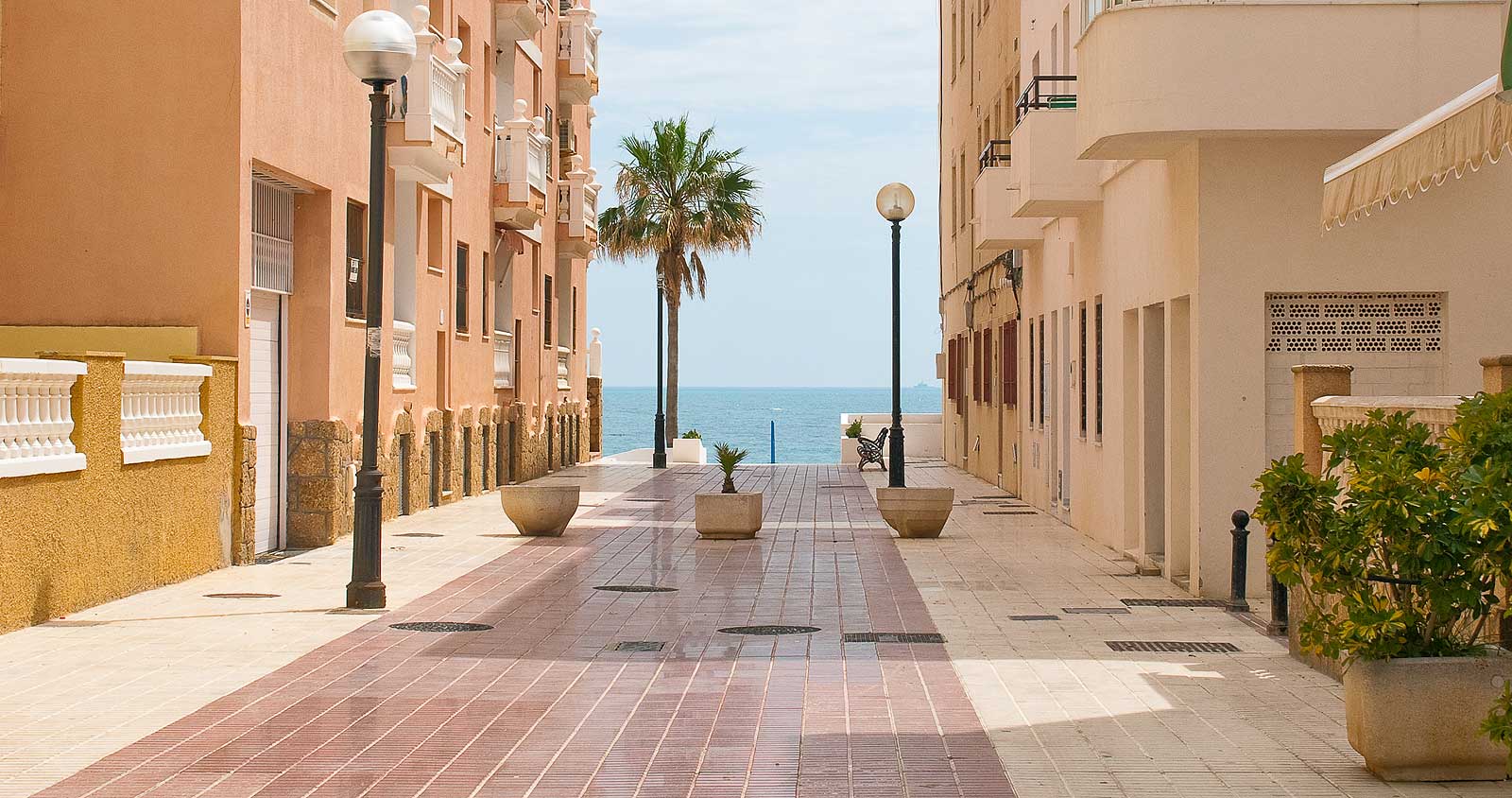 Vista de la playa desde la entrada al Hostal Macavi