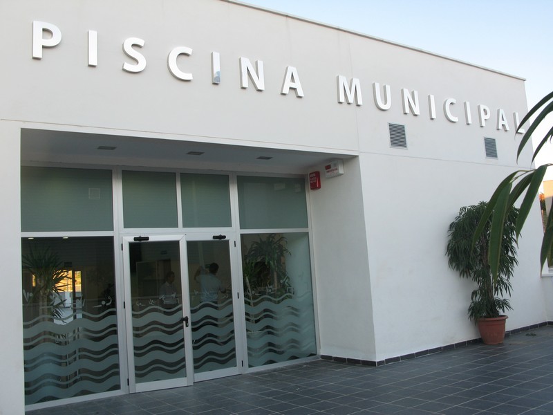 Puerta de acceso a la piscina municipal