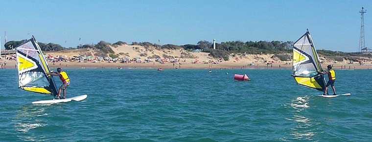 Windsurf frente a las playas de Rota (c) Club Surf Educa