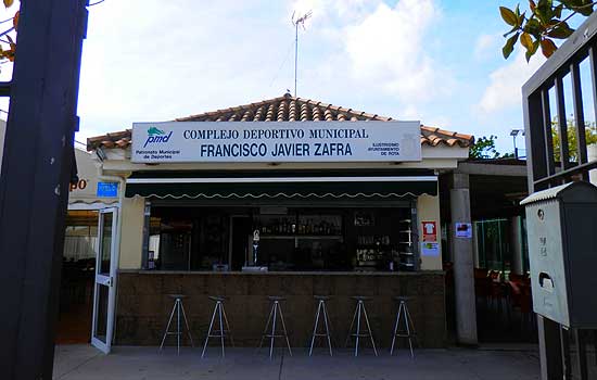 Entrada al Polideportivo Francisco Javier Zafra, centro de pádel