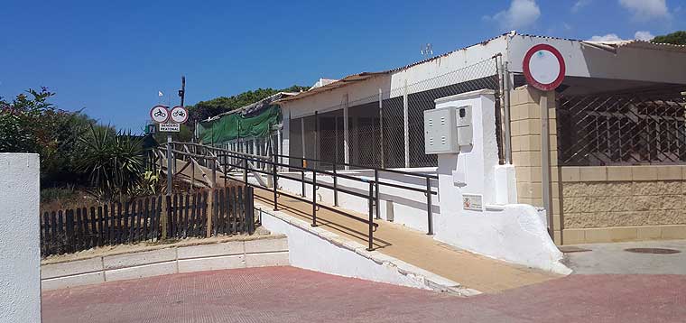 Acceso de Virgen del Mar al paseo por pasarelas de madera, Rota