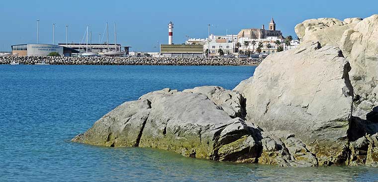 El pico de barro con la Parroquia de la O, el faro y la escuela de vela al fondo