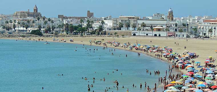 Vista panorámica del casco histórico de Rota desde el paseo marítimo del Rompidillo