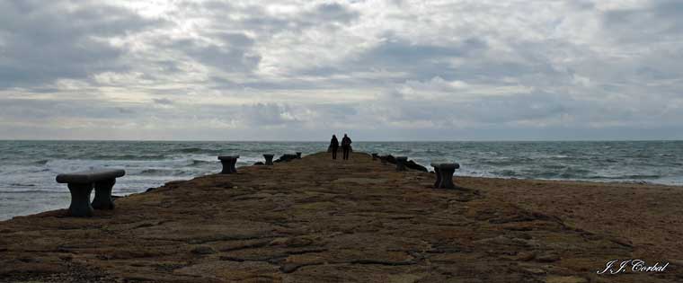 Espigón que separa la zona del muelle de la Playa de la Costilla