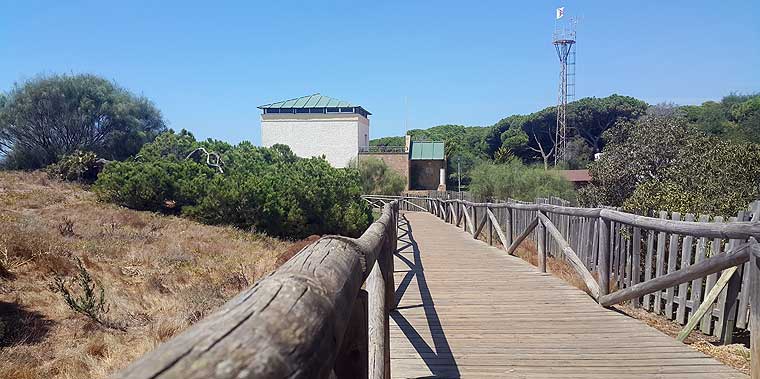 Al avanzar nos encontramos con Centro de Interpretación del Litoral y la Zona Dunar