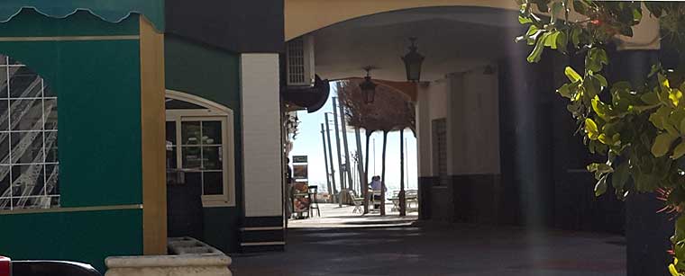 Ruta Medio-Ambiental: Rodeando Rota - Vista del mar desde la Plaza de las Canteras a través del pasadizo que la comunica con la Plaza de Jesús Nareno (c) VillaDeRota.com