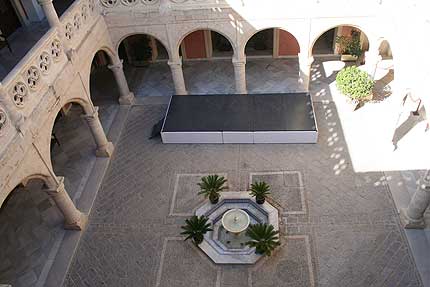 Vista del patio central del Castillo de Luna desde la primera planta - (c) J.M. Bolaños. Todos los derechos reservados