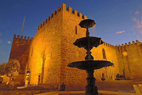 Silueta del Palacio Municipal Castillo de Luna desde la Plaza Padre Eugenio © 2016 J.J. Corbal. Todos los derechos reservados.