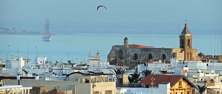 Vista del casco antiguo de Rota con la Iglesia Mayor Parroquial Nuestra Sra. de la O en dirección a Cádiz capital © 2016 J.J. Corbal. Todos los derechos reservados.