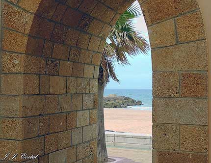 Portillo Sur, comunica la zona monumental del casco histórico con el paseo marítimo y la Playa de la Costilla - (c)J.J. Corbal. Todos los derechos reservados.