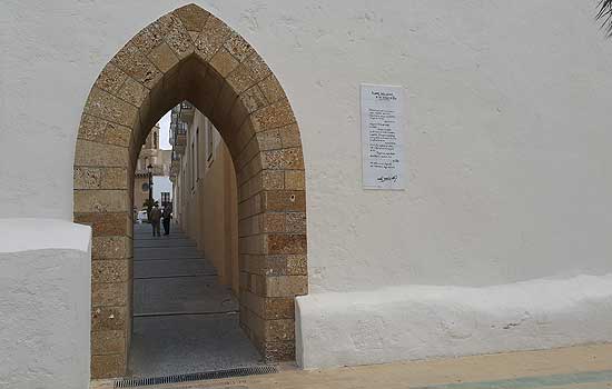 Diversos azulejos, escudos y placas conmemorativas de Rota