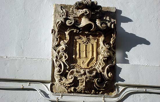 Diversos azulejos, escudos y placas conmemorativas de Rota