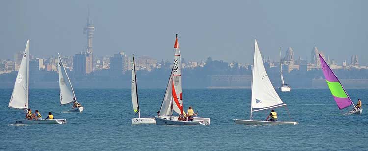 Actividades de Vela en la entrada de Bahía de Cádiz, Rota