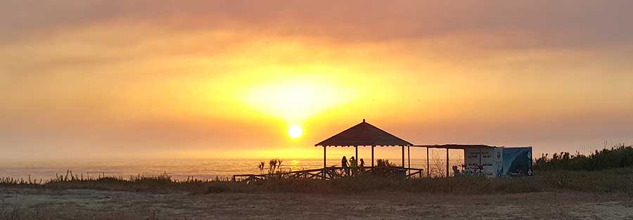 Acceso a la Playa de Costa Ballena durante la puesta de sol