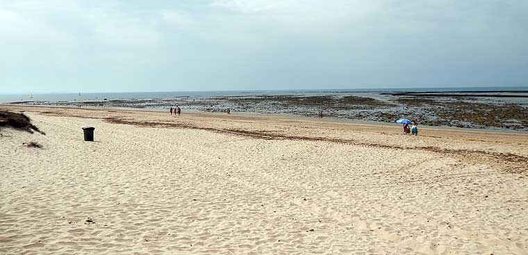 Playa de los Corrales, zona nudista y de contacto homosexual masculino.