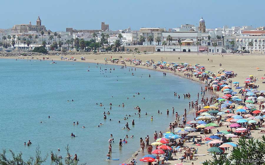 Panorámica de la Playa del Chorrillo-Rompidillo con el casco antiguo al fondo