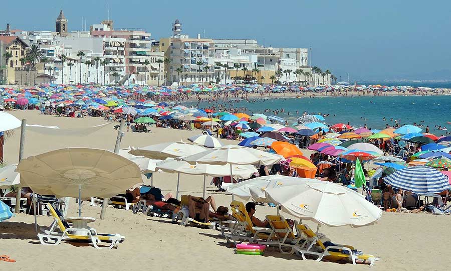 Playa de la Costilla en temporada alta de verano