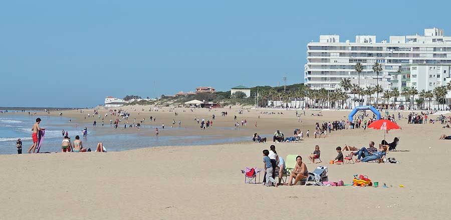 Vista de la Playa de La Costilal en dirección a la Urb. de Virgen del Mar