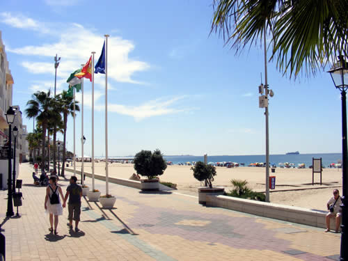 Paseo Marí­timo y Playa de la Costilla