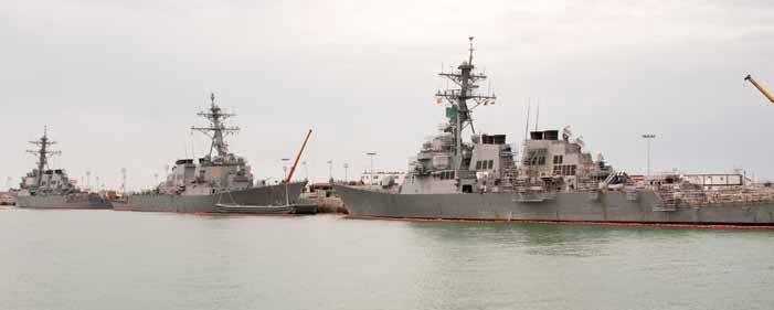 Barcos en el muelle de la Base Naval (C) [2] MC1 (SW) Brian Dietrick, CNIC