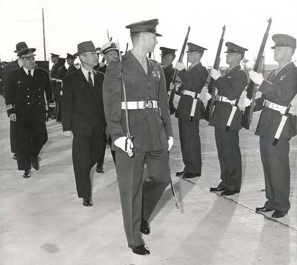 El Secretario de Defensa Donald A. Quarles de EE.UU. visita la Base Naval el 27 de Enero de 1959 (c) [9] Official U.S. Navy photograph, P/4/1-59