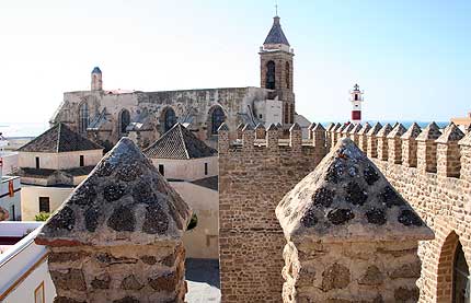 Vista de las almenas del Castilo de Luna. Al fondo, la Iglesia de la O y el faro