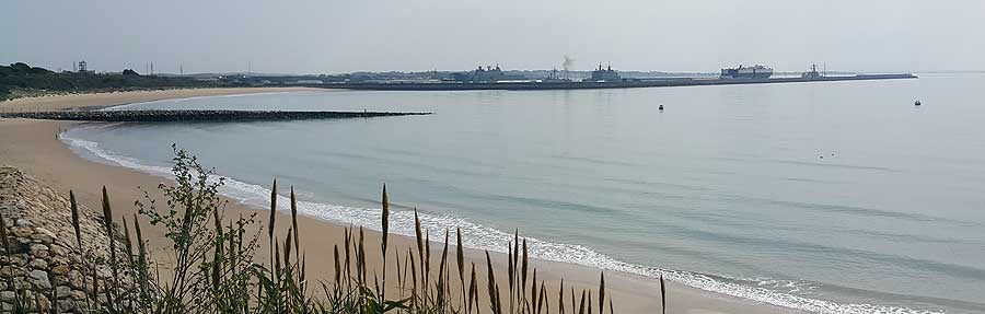 Vista de la Base Naval desde la zona de El Molino